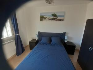 Łóżko lub łóżka w pokoju w obiekcie Sous le soleil des Alpilles