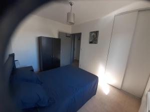 Łóżko lub łóżka w pokoju w obiekcie Sous le soleil des Alpilles