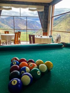 una mesa de billar con bolas encima en Altar Inca Hotel Mirador, en Cusco