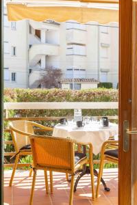 een tafel met stoelen en een parasol op een terras bij Codonyer A in Port de Pollença