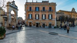 eine Gruppe von Menschen, die durch eine Stadtstraße laufen in der Unterkunft Vittorio Veneto Matera Luxury Rooms in Matera