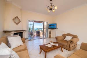 A seating area at Yanna's Sea View Holiday House Close to Corfu Town