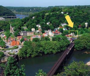 een stad met een trein die een brug over een rivier oversteekt bij 1799 Inn Harpers Ferry in Harpers Ferry