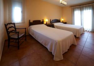 拉耶斯的住宿－薩爾瓦多特哈爾鄉村旅館，酒店客房,配有两张床和椅子