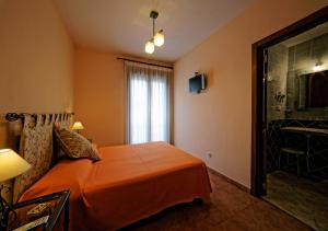Postel nebo postele na pokoji v ubytování Hostal Rural El Tejar
