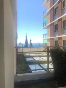 een balkon van een gebouw met uitzicht op een gebouw bij Splendide studio, 10' a pied de Monaco + parking in Beausoleil