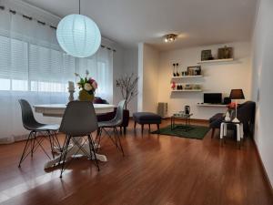 sala de estar con mesa de comedor y sillas en Cozy Island Apartment RAAL 1096 - Free Parking en Ponta Delgada