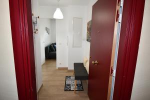 een hal met een rode deur en een woonkamer bij Magic Disneyland Paris in Serris