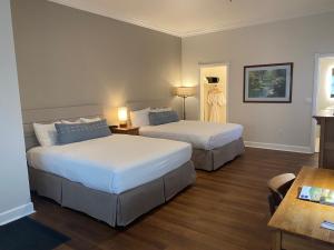 a hotel room with two beds and a table at Elm House Inn in Napa