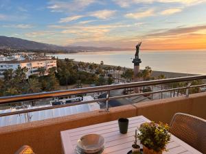 balcón con mesa y vistas al océano en Marbella Marina Banus luxurious apartment, Sea and mountain views, en Marbella