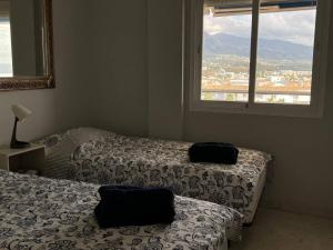 2 camas en una habitación con vistas a la ciudad en Marbella Marina Banus luxurious apartment, Sea and mountain views, en Marbella