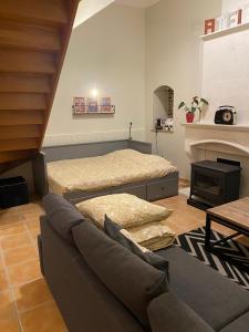 - un salon avec deux lits et un canapé dans l'établissement Gite " La petite maison", à Livry