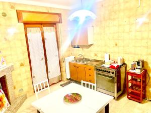 una piccola cucina con lavandino e piano cottura di Brevi periodi a Policoro