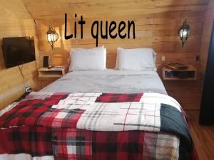 a bedroom with a bed with a lift queen sign on it at L'Oasis du Pirate in Quebec City