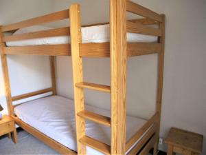 a couple of bunk beds in a room at Appartement Auris, 3 pièces, 6 personnes - FR-1-297-77 in Auris