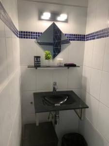 uma casa de banho com um lavatório e um espelho em Chez Tonton David 972 em Fort-de-France