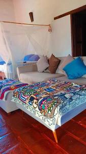 巴里查拉的住宿－Casa Upa ,casa con piscina espectacular, Barichara，一张大床,位于一个配有沙发的房间