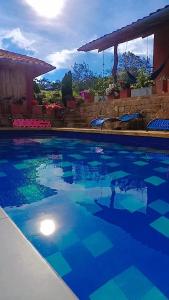 巴里查拉的住宿－Casa Upa ,casa con piscina espectacular, Barichara，一座蓝色的大型游泳池