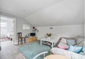 un soggiorno con divano e tavolo di Hardwick Flat a Barnstaple