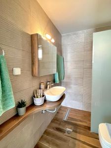 bagno con lavandino e specchio di M&N Apartments a Archangelos