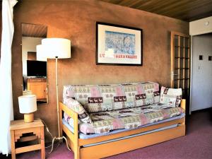 ein Wohnzimmer mit einem Sofa und einem Tisch in der Unterkunft Appartement Auris, 2 pièces, 4 personnes - FR-1-297-133 in Auris