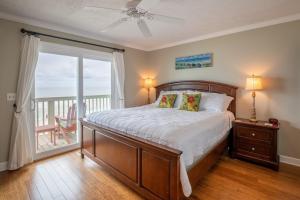 1 dormitorio con 1 cama y vistas al océano en Ocean Dunes 1701 Seas The Day, en Kure Beach