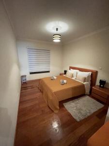 um quarto com uma cama grande e uma janela em Costa Avila 2 em Caniço