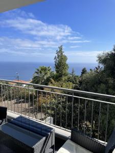 uma varanda com vista para o oceano em Costa Avila 2 em Caniço