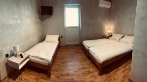 A bed or beds in a room at Kerkira pub&restaurant Még 12 kép