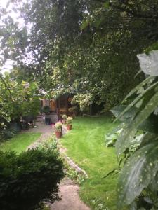 Zahrada ubytování Unique Artists studio with a private garden.