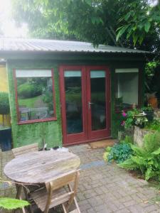 Zahrada ubytování Unique Artists studio with a private garden.