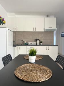 una cocina con una mesa con una planta en San Agustin2, quiet apartment close to the beach, en San Bartolomé