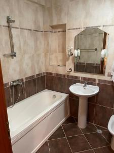 een badkamer met een bad, een wastafel en een toilet bij Villa Mimoza in Golem