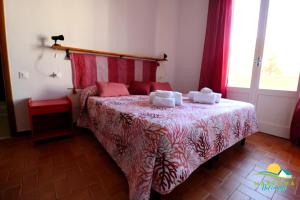 1 dormitorio con 1 cama con 2 toallas en Maremma Holidays : Trasimeno Apartment, en Follonica