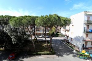 una vista aérea de una calle con árboles y edificios en Maremma Holidays : Trasimeno Apartment, en Follonica
