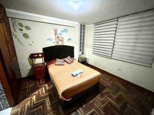 Rúm í herbergi á Cusco House Inn Hostel