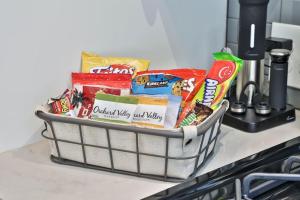 un cesto pieno di snack su un bancone della cucina di **NEW mOdernLUX best OTR condo *Park ONsite** a Cincinnati