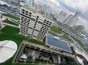 une vue aérienne sur un grand bâtiment d'une ville dans l'établissement Avenue guest, à Büyükçekmece