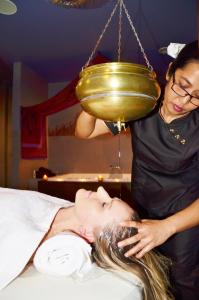 a woman is giving a woman a massage at Hotel Azalia & Spa in Niepołomice