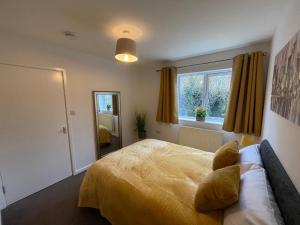 Un dormitorio con una cama grande y una ventana en One Bed Apartment Stevenage en Stevenage