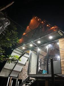 ein Gebäude mit einem beleuchteten Fenster in der Nacht in der Unterkunft Aqeel cabin in the nature in Penonomé
