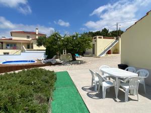 Der Swimmingpool an oder in der Nähe von Casa Ameixa