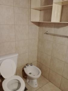 a bathroom with a toilet and a sink at Casa en Federación in Federación