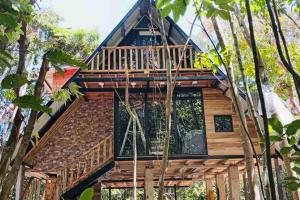 a tree house with a balcony in the forest at Aqeel cabin in the nature in Penonomé