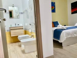 bagno con letto, servizi igienici e lavandino di 'A Room de' Scugnizzi a Napoli