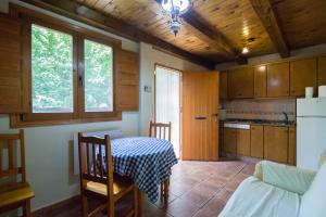 Casas Rurales Los Enebros Nerpio的厨房或小厨房