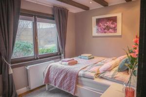 1 dormitorio con cama y ventana en Kingsdale Farm Guest House, en Jásd