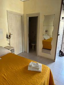 Giường trong phòng chung tại Giò Rooms