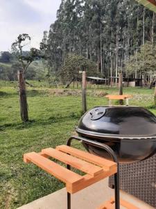 een barbecue op een tafel in een veld bij Cabañas SHOLLET in Oxapampa