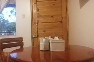 een tafel met een houten deur in een kamer bij Cabañas SHOLLET in Oxapampa